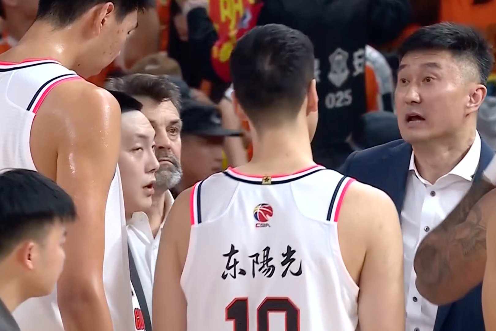 湖南男篮在主场击败河南队，豪取胜利