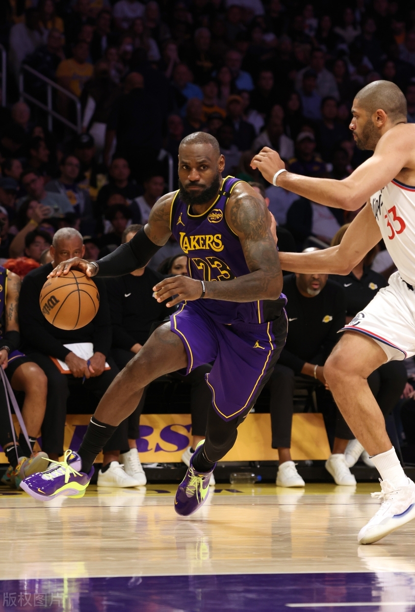 詹姆斯上演三双表现，湖人轻松取胜