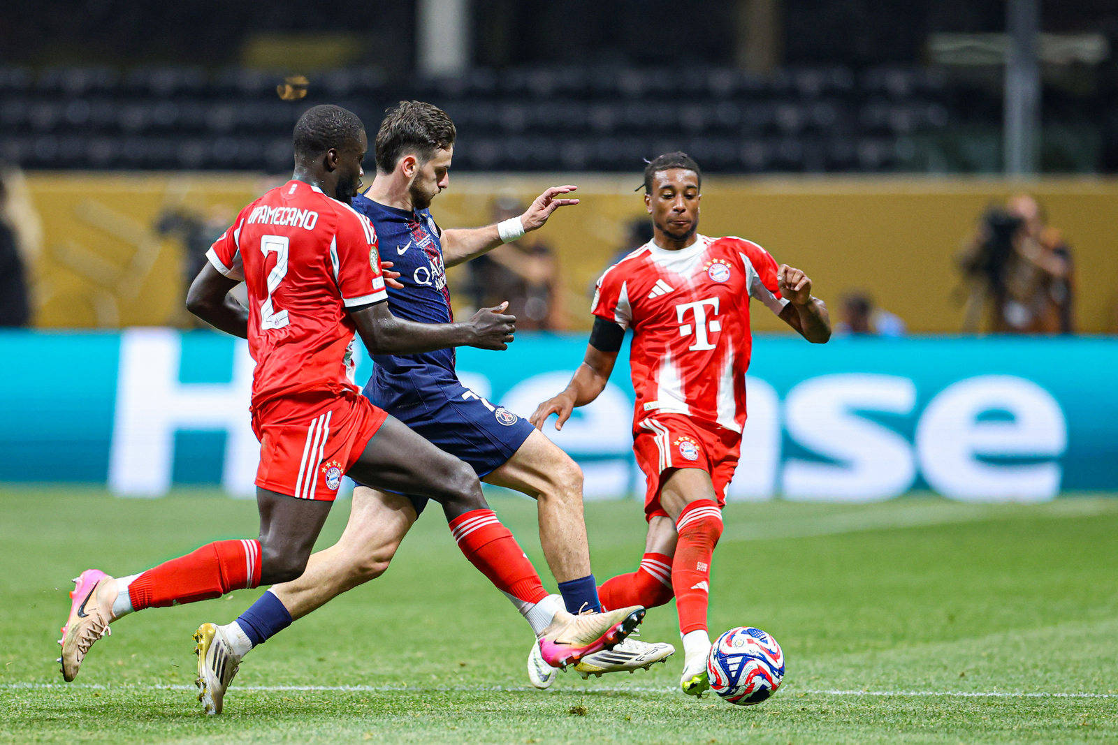 九游vip注册-裁判争议点球，引发球员抗议的风波